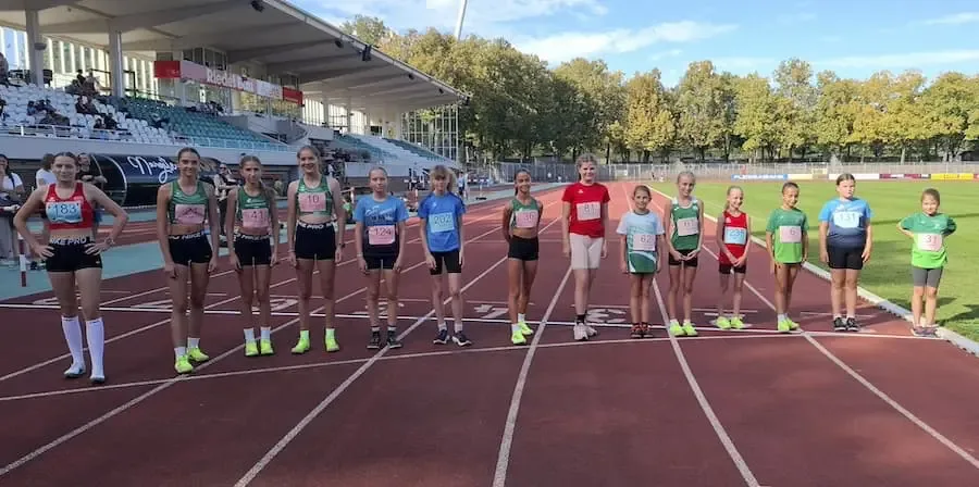 Startaufstellung zum 800-Meter-Rennen beim Saisonabschluss der Leichtathletik im Schweinfurter Sachs-Stadion