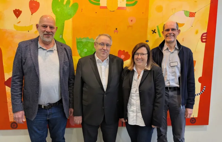 Spendenübergabe der Lutz Consulting GmbH an die Kinder- und Jugendpsychiatrie des Leopoldina-Krankenhauses Schweinfurt mit Stefan Stapf, Norbert Lutz, Sonja Schreiner und Dr. Wolfgang Briegel.