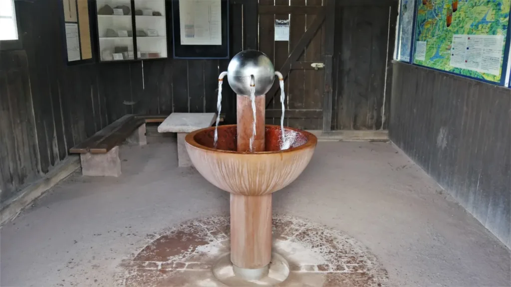 Luitpoldsprudel „alt“ in Bad Kissingen mit sprudelndem Heilwasser. Ab 9. November 2026 ist der Brunnen wegen notwendiger Spülarbeiten vorübergehend nicht verfügbar.