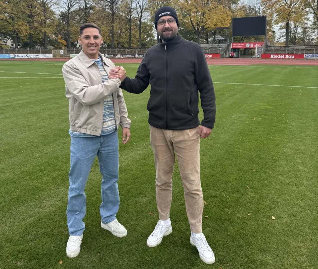 Martin Thomann bei seiner Rückkehr zum 1. FC Schweinfurt 05 mit einem Vereinsvertreter auf dem Rasen des Sachs-Stadions in Schweinfurt.
