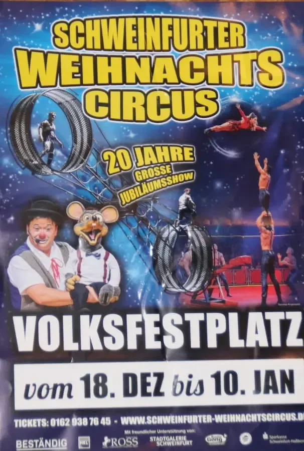 Der Schweinfurter Weihnachtscircus feiert sein 20-jähriges Bestehen. Vom 18. Dezember 2026 bis zum 10. Januar 2027 erwartet die Besucher auf dem Volksfestplatz eine große Jubiläumsshow mit internationalen Artisten, Clownerie und erstmals einer Silvestergala. Foto: Schweinfurt NEWS Jubiläumsplakat des Schweinfurter Weihnachtscircus zum 20-jährigen Bestehen mit Clown, Artisten und Veranstaltungsterminen vom 18. Dezember 2026 bis 10. Januar 2027.