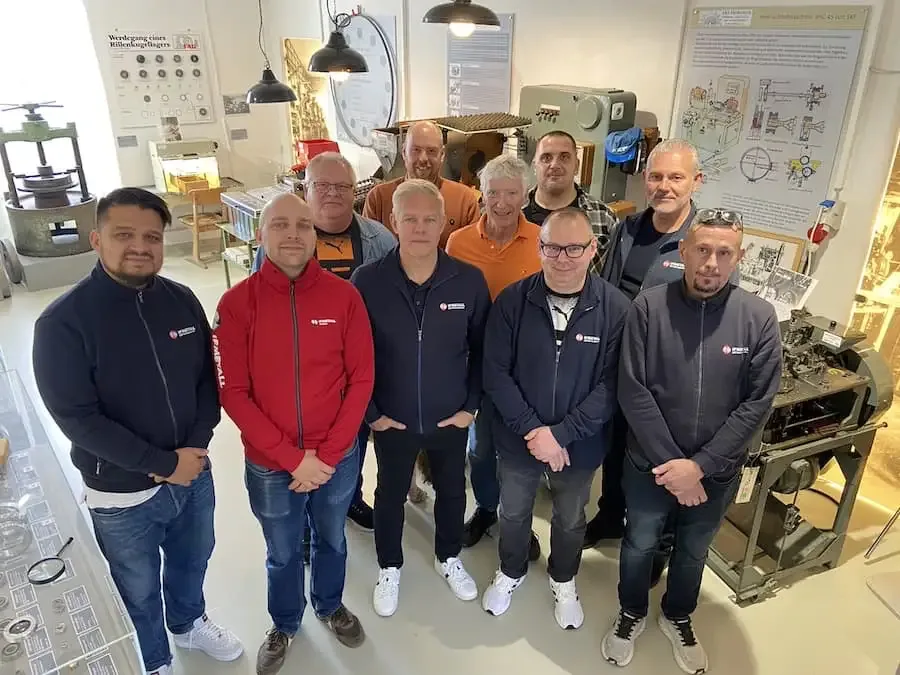 Gruppenfoto von Betriebsratsvertretern von SKF Göteborg und SKF Schweinfurt mit Vertretern des AKI-Förderkreises im Industriemuseum Schweinfurt.