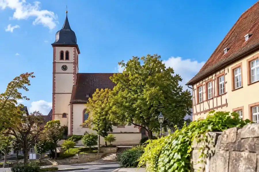 KI-generiertes Symbolbild zum Wohn-Dialog in Schwanfeld über Wohnraum und Flächensparen – Foto: KI-generiert