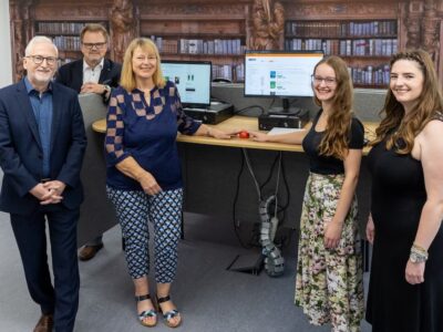 Roter Startknopf für FOLIO in Bayern (v.l.n.r. 1. Reihe: Edwin Pretz, Leiter der Verbundzentrale des Bibliotheksverbund Bayern; Jens Renner, Leiter der Hochschulbibliothek der THWS; Regina Hartwigsen, Projektleiterin der Verbundzentrale, Sarah Feyl, stellv. Projektleiterin der THWS und Lisa Wolf, Projektleiterin der THWS. (Foto: THWS/Simone Friese)