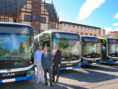 im Bild (v. l. n. r.): Mirko Hrnjak, Leiter Verkehrsbetrieb Stadtwerke Schweinfurt GmbH; Sebastian Remelé, Oberbürgermeister Stadt Schweinfurt; Thomas Kästner, Geschäftsführer Stadtwerke Schweinfurt GmbH Bildquelle: Stadtwerke Schweinfurt GmbH, Stefan Saffert