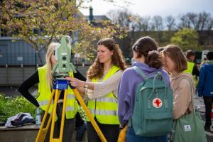 Selbst Hand anlegen – das ist beim Tag der offenen Tür des Studienbereichs Geo am Campus Röntgenring der THWS möglich (Foto: THWS/Jule Müller)