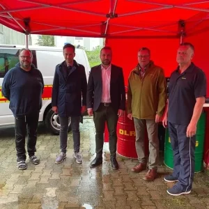 Das Foto zeigt von links den Technischen Leiter der DLRG Schonungen René Wagenhäuser, Landrat Florian Töpper, Bürgermeister Stefan Rottmann, 2. Bürgermeister Jürgen Geist und DLRG-Vorsitzender Erwin Reuter. (Foto Samira Wahler)