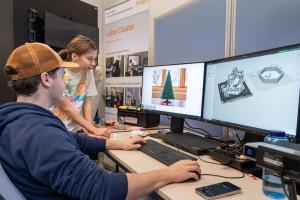 Im Laborcluster der THWS Business School in Würzburg beim 3D-Druck (Foto: THWS/Tobias Hestner)