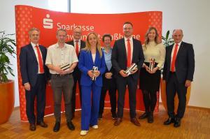 Das Foto „Absolventen Weiterbildung“ (© Birgit Kraus) zeigt von links nach rechts: Vorstandsvorsitzender Peter Schleich, Jürgen Stamm, Vorstandsmitglied Andreas Linder, Marina Kleespies, Personalratsvorsitzende Beate Giebfried, Andreas Schamberger, Sarah Dippe und Vorstandsmitglied Roberto Nernosi