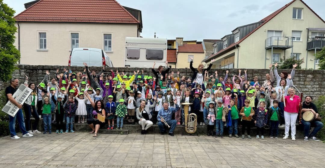 Unser Foto entstand beim Aktionstag der Musikschule Volkach, als rund 100 Vorschulkinder gemeinsam musizierten, sangen, tanzten und viel Spaß hatten. Foto: Heike Zech
