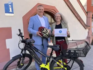 Auch Volkachs Erster Bürgermeister Heiko Bäuerlein und die Sportreferentin der Stadt, Barbara Nikola-Bier, werden sich an der erneuten Auflage der Aktion Stadtradeln beteiligen. Beide hoffen bei der inzwischen schon 5. Volkacher Ausgabe des Stadtradelns auf sehr viele Teilnehmende. Foto: Katja Eden