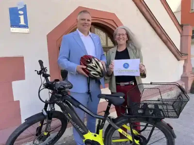 Auch Volkachs Erster Bürgermeister Heiko Bäuerlein und die Sportreferentin der Stadt, Barbara Nikola-Bier, werden sich an der erneuten Auflage der Aktion Stadtradeln beteiligen. Beide hoffen bei der inzwischen schon 5. Volkacher Ausgabe des Stadtradelns auf sehr viele Teilnehmende. Foto: Katja Eden