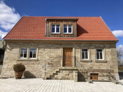 Eine der drei Stationen der Busexkursion. Familie Merthen und Rudolph aus Ebertshausen gewann 2023 für die gelungene Umnutzung und Kernsanierung eines alten landwirtschaftlichen Gebäudes zum Wohnhaus den Landkreis-Preis „Punctum“ Foto: Familie Merthen/Rudolph