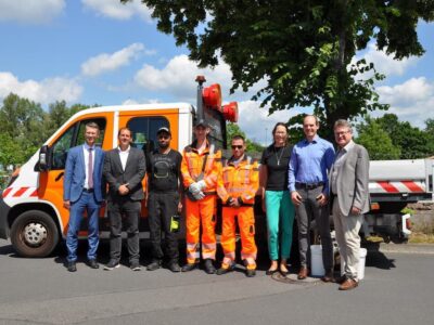 Im Bild von links: Oberbürgermeister Sebastian Remelé, Sozialamtsleiter Matthias Kress, drei Leistungsberechtigte nach dem AsylbLG, die an den Arbeitsgelegenheiten teilnehmen, Birgit Schäffel, Sachgebietsleiterin Asyl und Unterkunftsmanagement, Servicebetriebsleiter Mathias Graupner, Sozialreferent Jürgen Montag Foto: Stadt Schweinfurt, Kristina Dietz