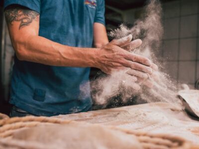 Es staubt auch mal in Bäckereien. Aber das Backen von Brot und Brötchen wird attraktiver: Inzwischen geht ein Bäckerei-Azubi im dritten Ausbildungsjahr mit 1.230 Euro im Monat nach Hause, so die Gewerkschaft NGG Unterfranken. Und ein Trend zeichnet sich ab: Immer häufiger entscheiden sich junge Menschen, die als Flüchtlinge oder Zuwanderer kommen, für einen Job-Start im Backgewerbe. Foto NGG | Tobias Seifert
