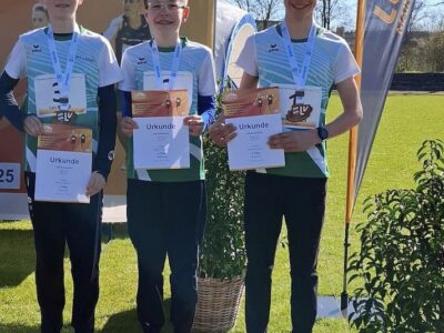 Foto von Eva Baunach: Völlig überraschend gewannen von links Lars Müller, Kilian Kemper und Simon Baunach die Bronzemedaille bei den Bayerischen Langstaffel-Meisterschaften in Marktheidenfeld.