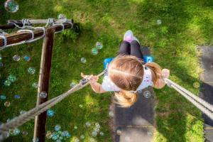 Das Gewinnerfoto aus der Kategorie „Spielorte“ („Auf der Schaukel“) stammt von Bernadette Hofmann. Foto: Bernadette Hofmann