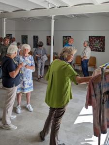 Die Besucher konnten in den Ausstellungsräumen neben bunten Bildern auch künstlerisch gestaltete T-Shirts bestaunen.