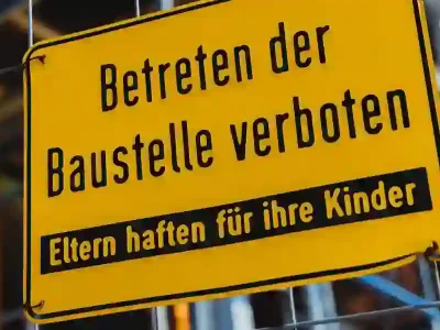 Foto: IG BAU, Florian Göricke, Wenn sie draußen hängen, läuft der „Wohnungsbau-Turbo“: In Schweinfurt soll es schon bald mehr Baustellenschilder geben, fordert die IG BAU Mainfranken