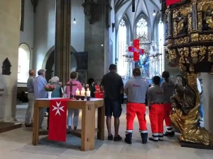 Die Gäste des Gottesdienstes beim Abendmahl. Bildnachweis: Olaf Mauer / Johanniter