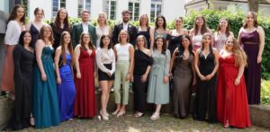 23 glückliche Absolventinnen und Absolventen der Berufsfachschule für Pflege am Krankenhaus St. Josef Von oben links: Burkard, Katharina – Dürrfeld; May, Janine – Schweinfurt, Schütz, Lisa – Marktsteinach; Feldner, Moritz – Oberspiesheim; Blume, Annika – Schweinfurt; Seli, Marouf – Schweinfurt; Lauth, Marie – Löffelsterz; Weidner, Lena – Sennfeld; Hermann, Joanna – Schweinfurt; Doser, Maxima – Saal an der Saale; Mantel, Sofia – Theres; Hofer, Hanna – Poppenhausen; Von unten links: Tüchert, Mira - Schweinfurt; Liehr, Xenia – Bad Kissingen; Fischer, Tabea – Arnstein; Erhart, Saskia – Rannungen; Krämer, Louisa – Heidenfeld; Schmitt, Leoni – Poppenlauer; Gaul, Jule – Aura a. d. Saale; Dorn, Antonia – Unterspiesheim; Vu, Ha Vy – Sennfel; Ökcü, Melisa – Schweinfurt; Seufert, Lisa - Poppenhausen