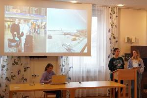 Hannah Schroer (li.am Rednerpult) und Alina Wiesler (re.am Rednerpult) berichtigen über ihren spannenden und lehrreichen Einsatz in Philadelphia, USA, die Lehrkraft Katharina Weißenberger organisiert die Präsentation
