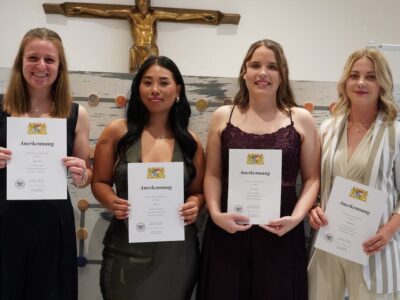 Die vier mit dem Staatspreis ausgezeichneten Absolventinnen: Lauth, Marie - Schonungen/Löffelsterz; Vu, Ha Yy – Sennfeld; Hanna, Hofer - Poppenhausen,; Annika, Blume - Schweinfurt