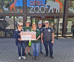 Der Vorstand bei der Spendenübergabe v.l.: Ursula Lehfer (stellv. Vorsitzende), Florian Dittert (Vorsitzender), Dr. Tanja Spengler (Diplom-Biologin des Opel-Zoos), Peter Stößel (Beisitzer), Torsten Ott (Schatzmeister), Foto: Julia Popp