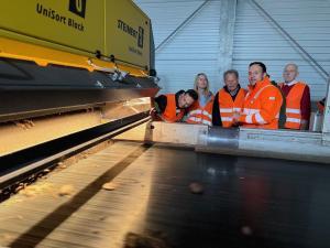An dieser Arbeitsstation werden mittels Detektoren und Luftdruck Plastikbestandteile aus dem Biomüll entfernt – den Vorgang beobachten (von links) Landrat Florian Töpper, Kreisrätin Simone Kreß, Landtagsabgeordneter und Kreisrat Paul Knoblach, Projektingenieur Philipp Strauß und Kreisrat Erich Servatius. Fotos: Andreas Lösch/Landratsamt Schweinfurt