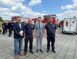 von links: Peter Hoffmann (Stadt Schweinfurt), Stadtbrandrat Frank Limbach, Landrat Florian Töpper und Kreisbrandinspektor Alexander Bönig. Foto: Andreas Lösch/Landratsamt Schweinfurt