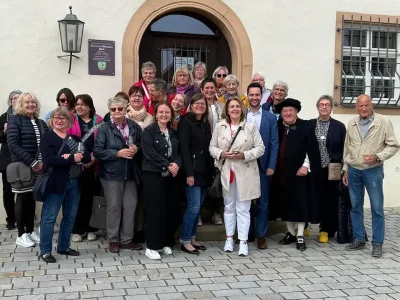Foto (Wullhorst): Nach dem Rundgang mit Bürgermeister Kneuer (4. von li.), FU-Kreisvorsitzende Schweinfurt-Land, Martina Gießübel (5. von li.) und dem Reichsschultheiß.