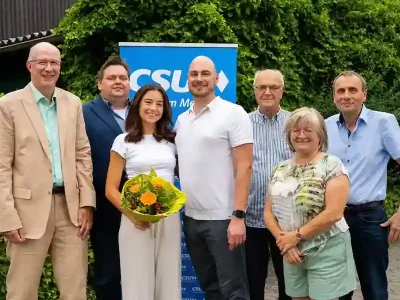 v. li.: Ortsvorsitzender Andreas Goller, Bürgermeister Röthlein Peter Gehring (Wahlleiter), Lorene Zirkelbach, Kandidat Felix Zirkelbach, Altbürgermeister Peter Heusinger, Michaela Wettering, Martin Pensel (beide stellvertr. Ortsvorsitzende)