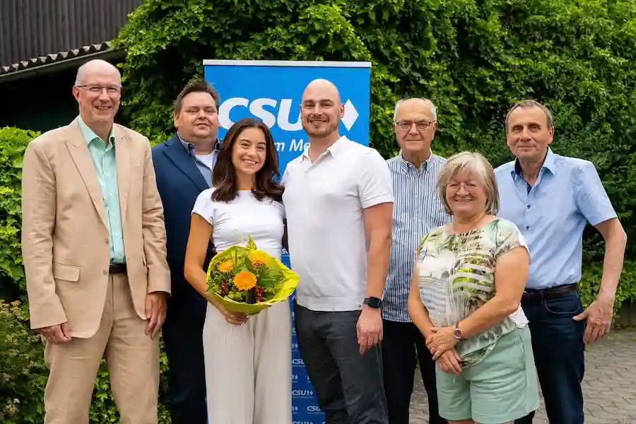 Bild Gruppe v. li.: Ortsvorsitzender Andreas Goller, Bürgermeister Röthlein Peter Gehring (Wahlleiter), Lorene Zirkelbach, Kandidat Felix Zirkelbach, Altbürgermeister Peter Heusinger, Michaela Wettering, Martin Pensel (beide stellvertr. Ortsvorsitzende)