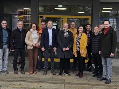 Das Gruppenfoto zeigt am Tag der Eröffnung der neuen Grundschule von links: Rainer Kraus (Heisaplan), 3. Bürgermeister Bernd Götzendörfer, die ehemalige Schulleiterin Maria Scheuring, Bautechniker Lutz Brückner, Bürgermeister Stefan Rottmann, Schulrat Frank Hagen, 2. Bürgermeister Jürgen Geist, Schulleitung Jana Niedermeyer, Hausmeister Arnold Koßner, Architekt Holger Philipp, Elektroplaner Joachim Pototzky und Landrat Florian Töpper.