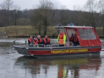 Das Foto zeigt von links bei einer Übungsfahrt mit dem neuen Feuerwehrboot der Großgemeinde Schonungen Geschäftsleiter Gerald Schmidt, Stellv. Kommandant Tobias Doile, Rechtsanwalt Martin Schaut, Bürgermeister Stefan Rottmann, Ordnungsamtsleiter Jan Hußlein, Feuerwehrvorsitzender Hermann Doile und Kreisbrandmeister Thomas Eberl. (Fotos Thomas Wittmann)