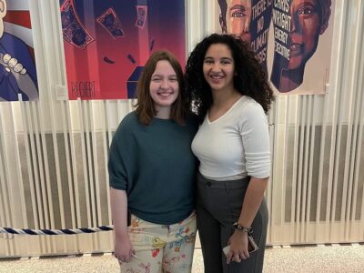 (V. li.:) Die THWS-Studentinnen Anna Lindner und Isabella Adelt während der Vernissage der Plakatausstellung des pics4peace e. V. Die Plakate entstanden während des Kommunikationsdesign-Studiums im 3. Semester mit Prof. Gertrud Nolte im Rahmen einer Kooperation mit dem Projekt #endlickankommen (Foto: Pia Beckmann)