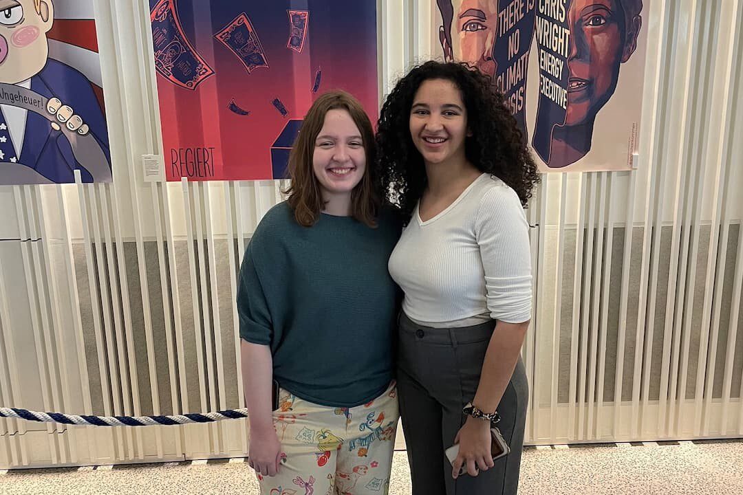(V. li.:) Die THWS-Studentinnen Anna Lindner und Isabella Adelt während der Vernissage der Plakatausstellung des pics4peace e. V. Die Plakate entstanden während des Kommunikationsdesign-Studiums im 3. Semester mit Prof. Gertrud Nolte im Rahmen einer Kooperation mit dem Projekt #endlickankommen (Foto: Pia Beckmann)