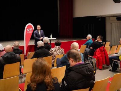 Der Bundestagsabgeordnete Markus Hümpfer im Austausch mit den Bürgerinnen und Bürgern im Fastnachtmuseum Kitzingen. Foto: Benno Schwab