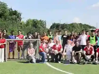 Technik trifft Teamgeist: Rund 150 Jugendliche der Klassenstufen 7 bis 9 haben den FC Bayern Campus in eine Lern- und Bewegungsarena verwandelt. Beim beliebten Sommerevent „Coden & Kicken“ programmierten die Schülerinnen und Schüler unter professioneller Anleitung ihre erste eigene Website – und tauschten im Anschluss Tastatur gegen Fußballschuhe. Die Teilnehmerinnen und Teilnehmer stammten aus sechs Mittel - und Realschulen im Raum München. Mit dabei waren auch Fabian Mehring, Bayerischer Staatsminister für Digitales, Christoph Kern, Präsident des Bayerischen Fußball-Verbandes (BFV), Thomas Ehemann, Head of Digital Fan Experience beim FC Bayern München, Sven Laumer, BFV-Vorstandsmitglied für den Digitalbereich, sowie Birgit Köbl, Head of ReDI School München. Foto: Timmy Joe Schlesinger/BFV