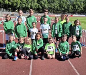 Foto von Eva Baunach: Erfolgreiche Leichtathlet:innen der DJK Schweinfurt bei der Bahneröffnung mit Unterfränkischen Blockmehrkampfmeisterschaften in Schweinfurt.