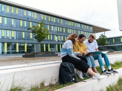 Im kommenden Wintersemester 2025/26 bietet die THWS fünf neue Studiengänge an, davon zwei Online‐Studiengänge und zwei englischsprachige. Bewerbungen sind ab sofort bis 15. Juli 2025 möglich (Foto: THWS/Jonas Kron)