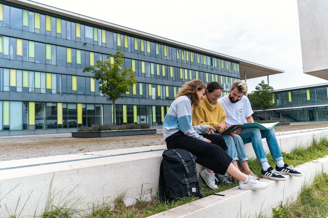 Im kommenden Wintersemester 2025/26 bietet die THWS fünf neue Studiengänge an, davon zwei Online‐Studiengänge und zwei englischsprachige. Bewerbungen sind ab sofort bis 15. Juli 2025 möglich (Foto: THWS/Jonas Kron)