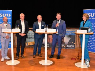 Podiumsdiskussion zu Migration und Integration mit (von links) Andreas Laacke (AK Polizei und Innere Sicherheit), Thorsten Grimm (Deutsche Polizeigewerkschaft), Alexander Hoffmann (CSU-Bundestagsabgeordneter und Innenexperte), Sandro Kirchner (Staatssekretär im Innenministerium) sowie Moderatorin Anja Weisgerber (CSU-Bundestagsabgeordnete)