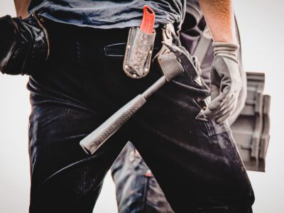 Bei den Profis vom Dach in Schweinfurt klettern auch die Löhne nach oben: Dachdecker bekommen ab Dezember 3,8 Prozent mehr Geld. Foto: IG BAU/Tobias Seifert