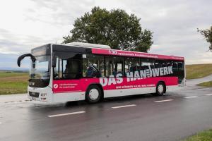 Auch in den Regionen Main-Rhön und Bayerischer Untermain wirbt das regionale Handwerk auf Bussen für seine Ausbildungs- und Karrieremöglichkeiten. Foto: Rudi Merkl