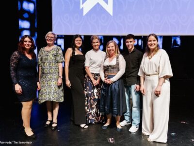 Im Bild von links nach rechts: Andrea Schmidt (Geschäftsstelle Lokale Agenda 2030 Schweinfurt), Claudia Markert (Walther-Rathenau Gymnasium), Thalia Schurlik (Wilhelm-Sattler Realschule), Anke Engelke (Moderation), Carolin Sauer (Olympia-Morata Gymnasium), Noel Mainz (Montessori-Schule), Heike Schirmer da Fonseca (Montessori-Schule) Foto: Fairtrade/Tim Keweritsch
