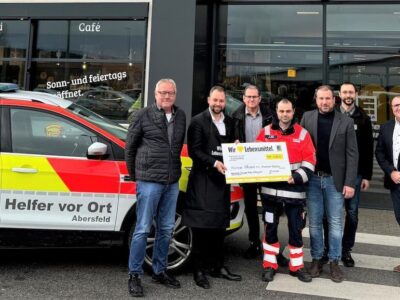 Scheckübergabe an den Malteser Hilfsdienst Abersfeld, v.l.n.r.: EDEKA-Kaufmann Burkhard Pfister, MdB Markus Hümpfer, EDEKA-Kaufmann Herbert Pfrang, Stefan Saal von den Maltesern Abersfeld, Bürgermeister Stefan Rottmann, Verkaufsleiter Jurij Larin, Vertriebsleiter Tino Nolte.