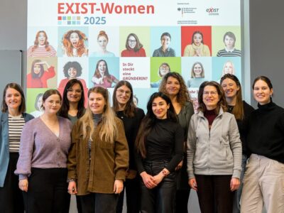 (V. li.) Anna Fischer, Projektkoordinatorin und Mitglied von Entrepreneurship@THWS, Campus Angewandte Forschung, mit den EXIST‐Women‐Stipendiatinnen Susanne Reinhard, Corinna Silberzahn, Neele Teich, Jule Aumaier, Leila Kmayha, Anastasia Steinbauer, Margret Jestremski, Ronja Iserlohe und Anna Manger (Foto: THWS/Tobias Hestner)