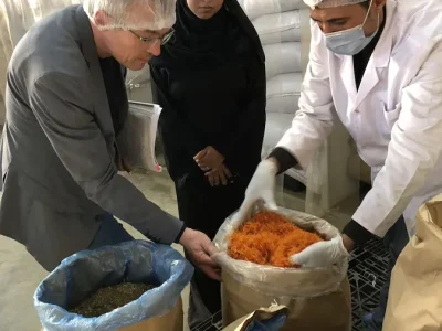 Bei den Lieferantenbesuchen werden Prozesse ebenso wie Produkte, hier Calendula und Kräuter aus Ägypten, von den Einkäufern von Kräuter Mix unter die Lupe genommen. Foto: Sigrid Gamisch / Kräuter Mix GmbH