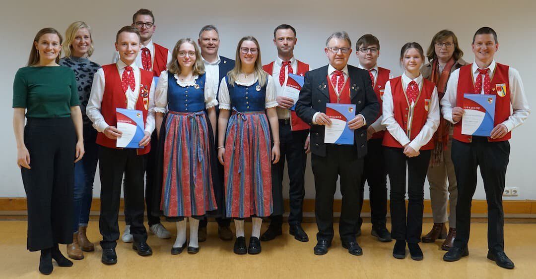 Unser Bild entstand bei der Ehrung der aktiven Musikerinnen und Musiker in der Volkacher Mu- sikschule. Musikschulleiterin Theresa Romes (links vorne), Volkachs 1. Bürgermeister Heiko Bäu- erlein (Mitte hinten) und die Vorsitzende des Nordbayerischen Blasmusikverbands für den Land- kreis Kitzingen, Sibylle Säger (2. V.r.) gratulierten sehr herzlich und dankten für den jahrzehnte- langen Einsatz. Foto: Julia Voll